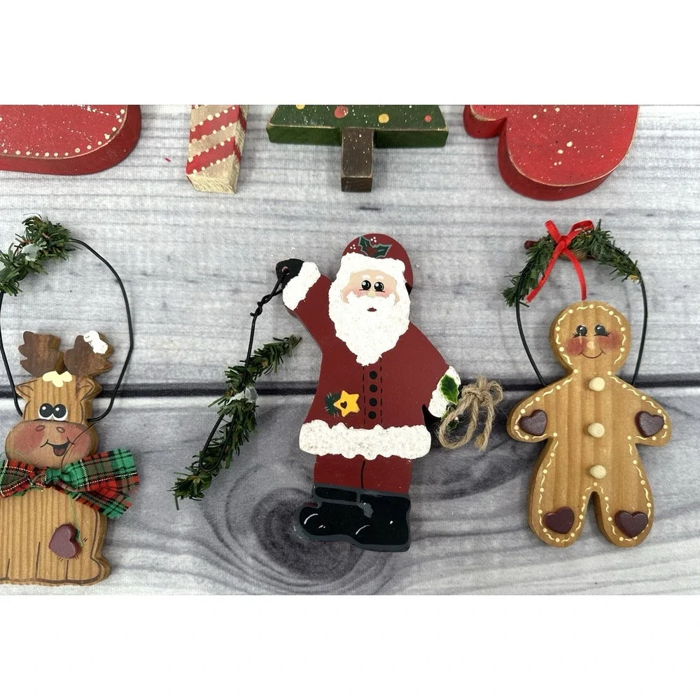 LOT OF 7 VINTAGE WOODEN CHRISTMAS ORNAMENTS‎